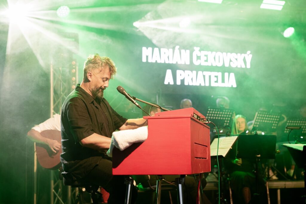 Marián Čekovský počas koncertu