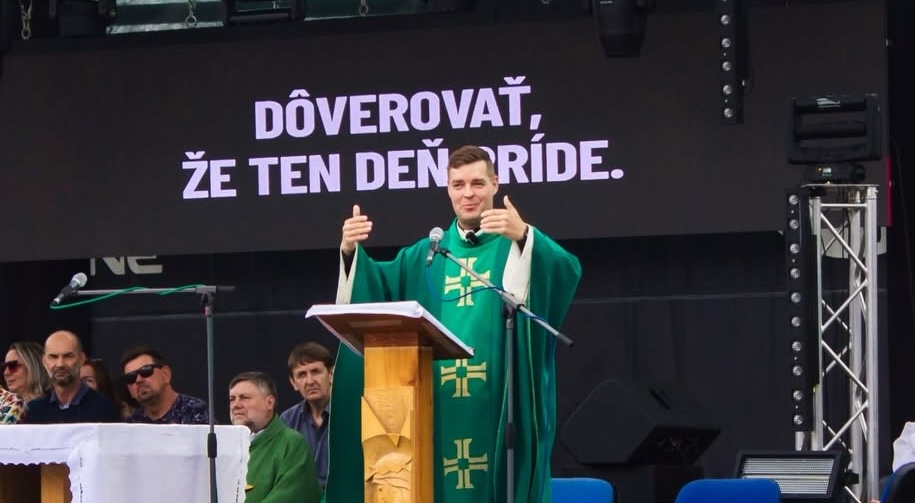 Otec Michal Irsák počas duchovného programu na festivale Verím Pane