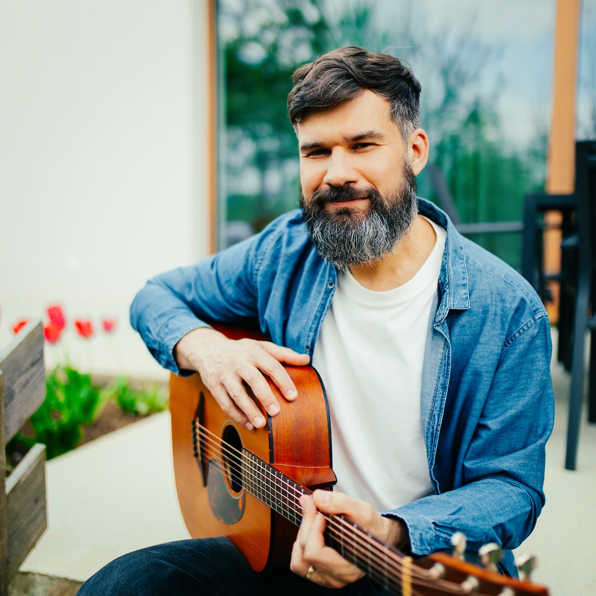 Peter Křemen s gitarou