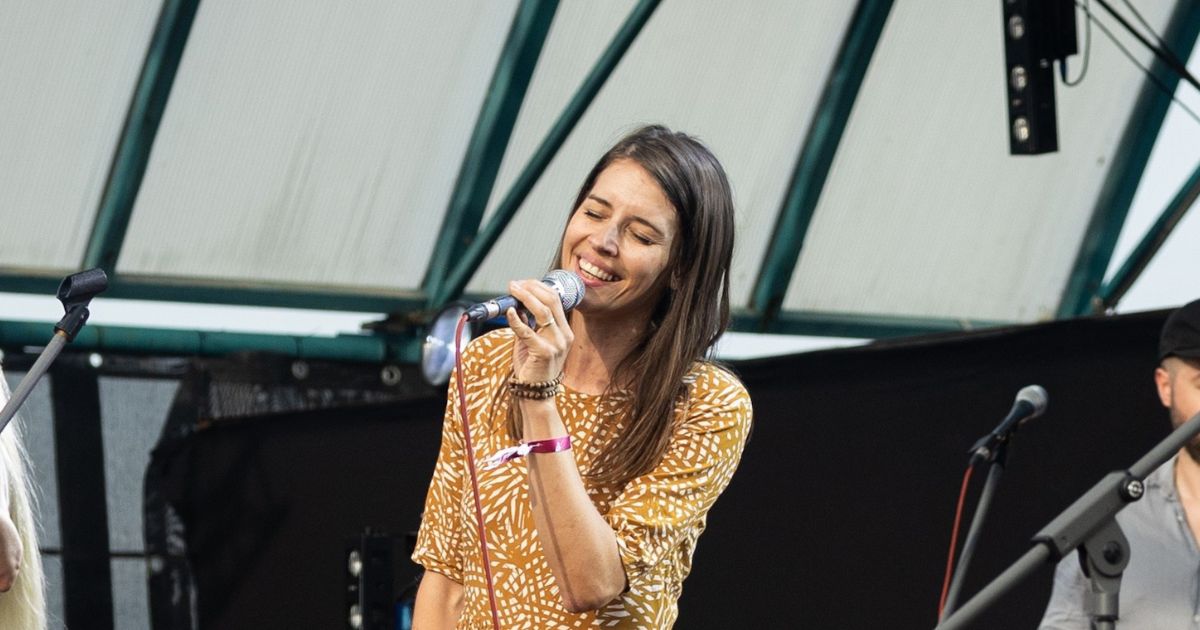 Sima Magušinová počas koncertu