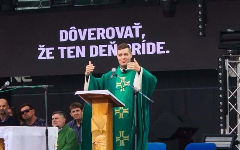 Otec Michal Irsák na festivale Verím Pane.
